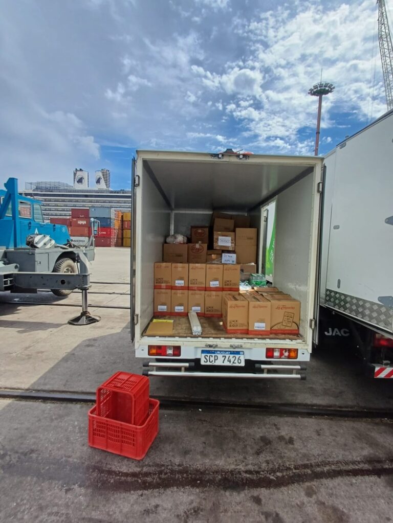 Carga de provisiones marítimas organizada en camión de DP Trawl en Montevideo