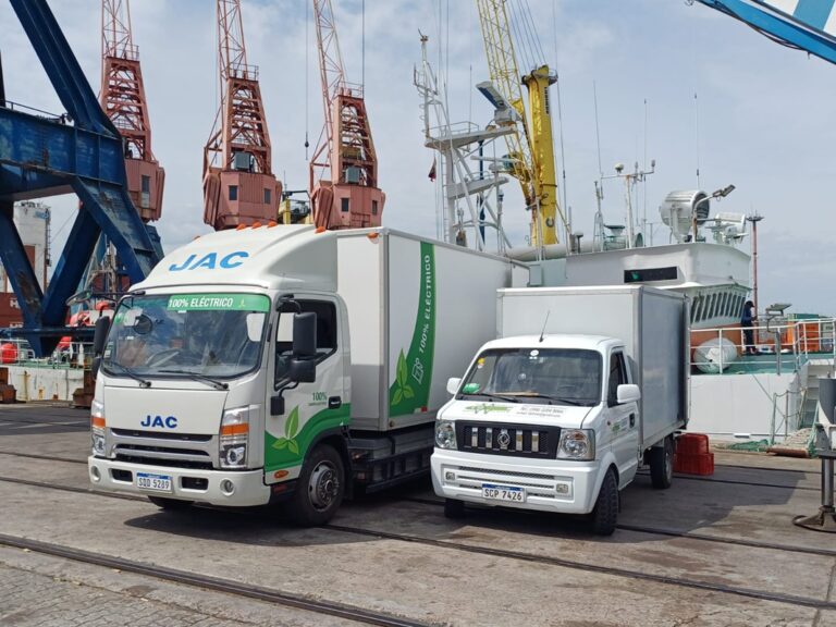 Caminhões elétricos da DP Trawl operando no Porto de Montevidéu durante uma operação de abastecimento marítimo